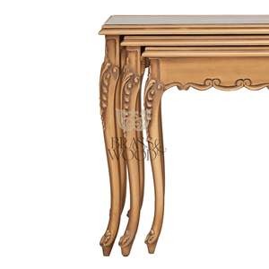 Ensemble de tables gigognes classiques dorées avec élégantes jambes courbées sculptées à la main et détails décoratifs pour une décoration intérieure de luxe - Product Image 6