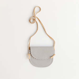 Bolso de Cuero con Borde Festoneado para Niñas Pequeñas, Color Gris Claro, Accesorios Infantiles - Product Image 2