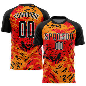 Kit de fútbol personalizado para equipos y clubes con impresión sublimada y detalles del jugador Tela transpirable y cómoda - Product Image 1