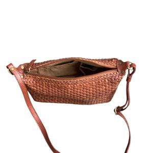 Sac à bandoulière en cuir véritable tissé à la main de haute qualité Style de mode bohème d'Indonésie fermeture à glissière pour le printemps/été - Product Image 5