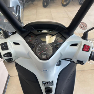 Scooter à essence SH 300, solution de mobilité urbaine haute performance - Product Image 2