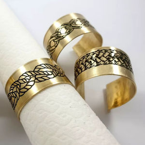 แหวนรองผ้าเช็ดปากเหล็กดีไซน์ใหม่ หรูหรา ทนทาน เป็นมิตรกับสิ่งแวดล้อม ช่วยเพิ่มความสวยงามให้กับมื้ออาหาร เพิ่มความมีระดับ เหมาะสำหรับงานปาร์ตี้ งานแต่งงาน และใช้ในบ้าน - Product Image 1