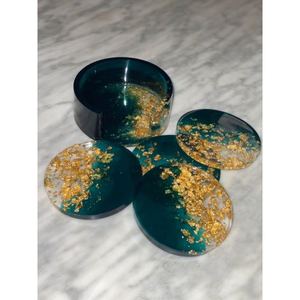 Posavasos de resina de diseño hecho a mano puro con resina chapada en color verde extra más grande con ancentes dorados a muy buen precio - Product Image 1