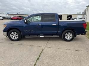 Bastante usado 2018 Nissan Titan SV Crew Cab 4WD - Product Image 3