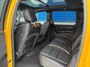Nouveau/Occasion 2023 DODGE RAM TRX SUV JAUNE 5.0-6L V8 Turbo Essence AUTOMATIQUE Phares LED Sièges en Cuir Foncé Pneus R20 Euro VI Toit Ouvrant - Product Image 4