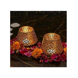 Bougeoir décoratif fait à la main en métal et cristal avec un design élégant pour créer une ambiance chaleureuse dans les intérieurs de maison élégants - Product Image 4