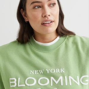 Sweat-shirt surdimensionné à capuche et col rond avec logo sur le devant pour femmes de grande taille vente en gros à bas prix pour la saison d'hiver - Product Image 5