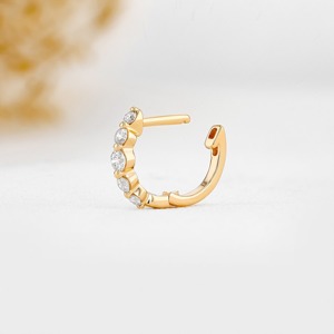 Pendiente de aro individual de oro de 14k con diamante, diseño de diamante graduado, aro pequeño de oro, joyería minimalista para piercing, pendiente individual. - Product Image 6