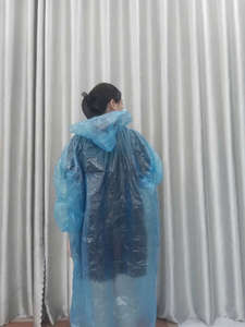 Ropa impermeable desechable de PE Plástico Precio asequible para acampar al aire libre Diseño portátil Hecho en Vietnam - Product Image 2