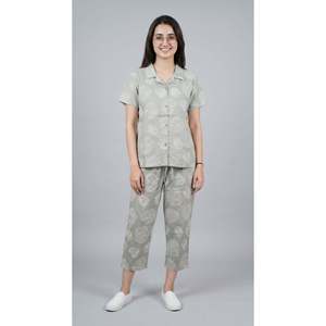 Conjunto Evolve X Venus Premium de Rayón Suave Capri - Camisón Estampado hasta la Rodilla con Logo Frontal, Tallas XL y XXL - Product Image 3
