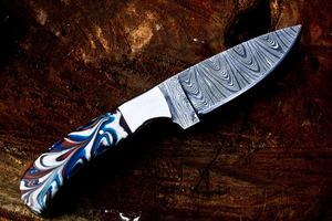 Couteau de chasse en acier damas fabriqué à la main, bord partiellement dentelé, manche en Corian, cuir léger multifonction - Product Image 3