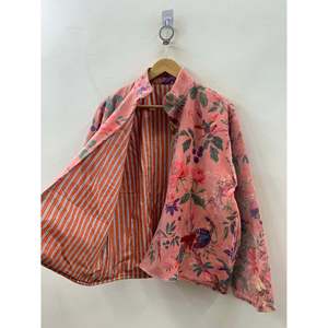 เสื้อแจ็คเก็ตผ้ากำมะหยี่คอตตอนพิมพ์ลายพฤกษศาสตร์ดิจิทัลสีชมพูอมเทา ทรงหลวม สไตล์แฮนด์เมดจากเมืองชัยปุระ พร้อมดีไซน์ลายพิมพ์สวนสวรรค์ - Product Image 5