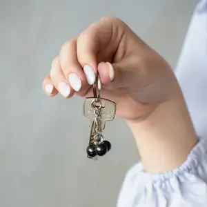 Llavero de shungita pulida con 3 cuentas redondas de 0.35 pulgadas (9 mm) - Product Image 1