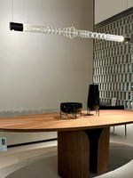 Lampes suspendues linéaires en verre minimalistes modernes utilisées pour l'éclairage des îlots de cuisine de restaurant, des tables à manger et des bureaux.