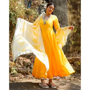 Conjunto de Traje de Verano de Algodón Amarillo Brillante con Decoración de Botones - Product Image 2