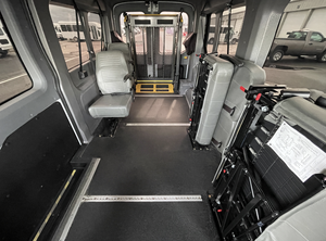 Fourgonnette Transit 150 2024 pour 3 passagers et accessible aux fauteuils roulants avec entrée par marchepied - Product Image 4