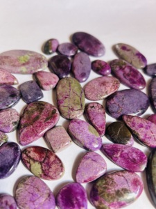 100% purite ธรรมชาติ purite stichtite Cabochon ขายส่งจำนวนมากโดยน้ำหนักที่มีรูปทรงต่างๆขนาดสำหรับทำเครื่องประดับอัญมณี - Product Image 3