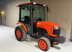 Envío Gratuito, Tractor de Ruedas Kubota B2650 Utilitario en Venta, 26Hp Diésel, Transmisión Hidrostática de 3 Velocidades, Aire Acondicionado, Calefacción, Radio, Joystick - Product Image 6