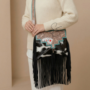 Bolso Bandolera de Cuero Vacuno Turquesa con Flecos y Grabado Artesanal, Estilo Vaquero Occidental - Product Image 2