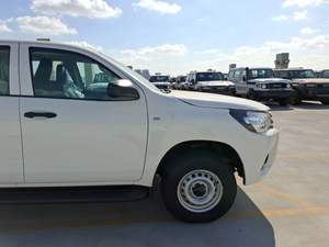 Para Hilux DC ADVENTURE 2.8D en 4X4 con Volante a la Izquierda, Año 2025 - Blanco - Product Image 4