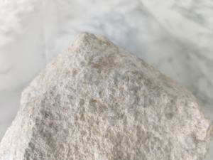 ไพโรฟิลไลต์ช่วยเพิ่มความทนทานต่อสภาพอากาศของแผ่นยางมุงหลังคาชนิดพิเศษ ทำให้หลังคาเรียบมีอายุการใช้งานยาวนานขึ้น - Product Image 2