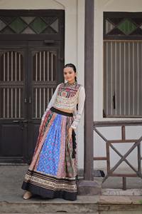 Lehenga choli ผู้ผลิตและผู้จัดจำหน่ายในอัตราที่ต่ำที่สุดผ้าฝ้ายสีที่น่าตื่นตาตื่นใจกับการพิมพ์และงานกระจก - Product Image 6