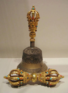 Campana de ritual budista en tono plateado con percutor de madera pulida y mango Dorje dorado de cinco puntas, a precios de mayorista. - Product Image 2