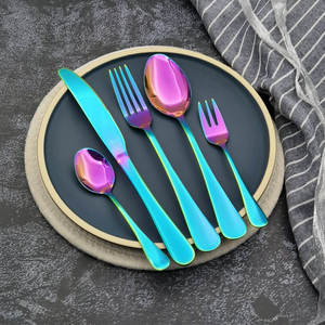 Ensemble de couverts arc-en-ciel offrant une finition multicolore saisissante et une construction robuste, idéal pour les familles élégantes - Product Image 2