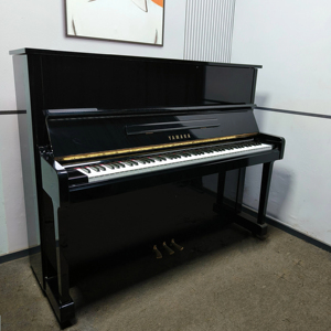 Piano vertical Yamahas U10BL Importación de Japón Construcción sólida Piano acústico confiable Excelente Estado - Product Image 1