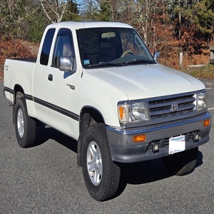 Toyota T100 Xtracab SR5 4x4 de 1997 en buen estado - Product Image 1