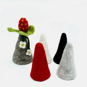 Oeuf feutré en laine de haute qualité confortable accessoire de décoration de Noël fait à la main écologique et durable - Product Image 1