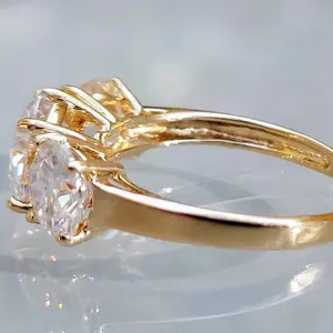 Anillo de Compromiso de Tres Piedras con Diamante Cultivado en Laboratorio de 4.73 TCW, Certificado por IGI, Oro Amarillo Sólido de 14K, Estilo Vintage - Product Image 5