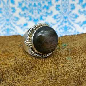 Bague en argent sterling 925 faite à la main avec lunette ronde en Labradite gris bleu flash pour les fêtes - Product Image 1