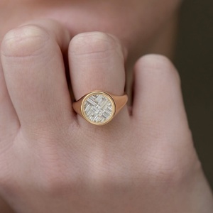 Anillo Sello con Diseño Personalizado de Diamantes Redondos en Racimo, Oro 10K 14K 18K, Platino, Plata, Precio de Fábrica, Suministro Global B2B - Product Image 4