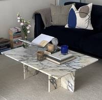 Tables basses et chaises en marbre, en particulier celles fabriquées à partir de marbres blancs et autres de qualité supérieure