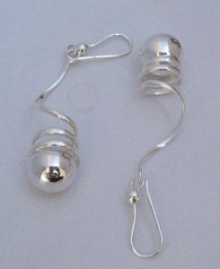 Pendientes de Plata Lisos con Forma de Gota - Product Image 1