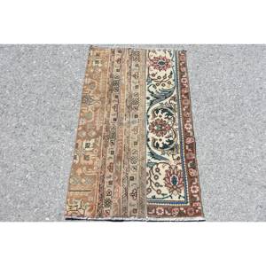 Alfombra de lana turca Vintage de 2x3,2 pies, diseño de retales de estilo tradicional beige y azul, alfombra para sala de estar con respaldo de látex - Product Image 1