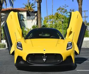 Más Vendido en 2022: Maserati MC20 Coupé, Motor Turbo V6 de 621 hp, Color Giallo Genio - Product Image 3