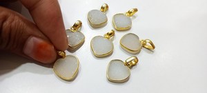 Dijes de latón con forma de corazón de drusa blanca natural de 12 mm, conector de bisel elegante con gema, chapado en plata/oro/negro, se venden por unidad - Product Image 3