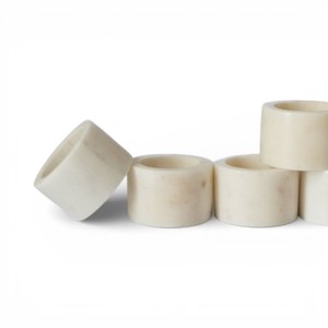 Anneaux de serviette en marbre blanc massif avec une forme cylindrique lisse de qualité supérieure pour la décoration de table formelle Unique - Product Image 6