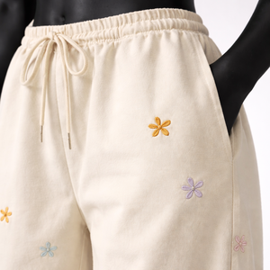 Pantalones Deportivos Anchos Personalizados para Mujer, Cintura Elástica con Cordón, Corte Recto, Pantalones de Descanso con Flores Bordadas, Venta al Por Mayor OEM - Product Image 4
