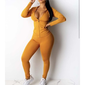 Venta al por mayor Slim Fit Hoodie Jogger Set verde oliva señoras cremallera chándal - Product Image 2