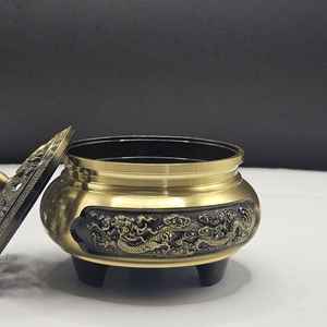 Quemador de incienso redondo hecho a mano en metal dorado con acabado pulido, perfecto para accesorio de mesa elegante, Base estable - Product Image 4