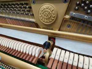 Piano droit KAWAI US5X fabriqué au Japon, noir, son puissant, longue tenue, mécanisme à marteaux robuste importé. - Product Image 5