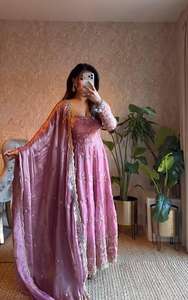 Traje Salwar de Tres Piezas de Alta Calidad, 100% Seda Fandy, Bordado Intenso, Mangas Largas, Estilo Elegante para Fiesta - Product Image 2