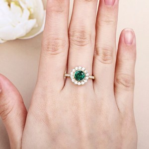 Esmeralda cultivada en laboratorio de corte redondo, anillo de compromiso de oro amarillo sólido de 14 quilates, anillo de Halo de forma redonda, reemplazo de piedras preciosas disponible - Product Image 6