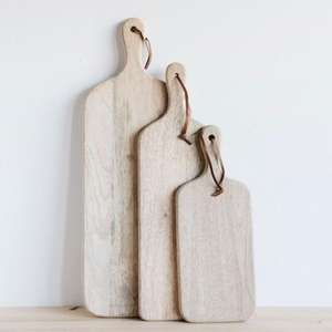 Tabla de cortar de madera para uso en la cocina que ofrece una superficie de corte duradera adecuada para las tareas diarias de preparación de comidas. - Product Image 2