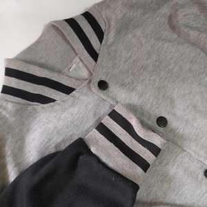 Chaqueta Universitaria Bomber Personalizada Cortavientos, Cuerpo de Lana Gris, Mangas de Cuero, Chaqueta de Invierno para Hombre, Forro de Satén Acolchado, Talla XL - Product Image 3