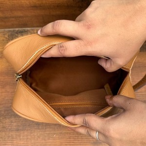 New Hot Selling Hand Tooled Leather Travel <b>Storage</b> <b>Zip</b> Makeup Pouch High Quality Cowhide Leather Portable Toiletry Cosmetic <b>Bags</b> - Product Image 6