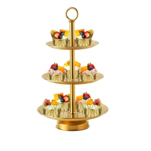 Présentoir à gâteau en métal élégant avec finition dorée pour la présentation de desserts de fête de mariage contemporain - Product Image 6